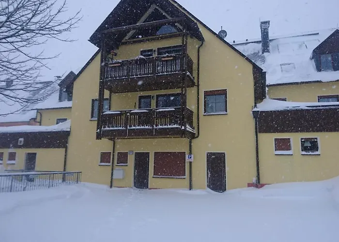 Dachspitze Mit Tiefgaragenstellplatz Und Skiraum